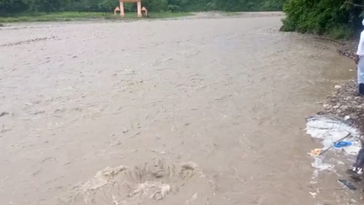 Traffic closed on Bhuthwa-Pannapur route due to cutting of Ghorahi river