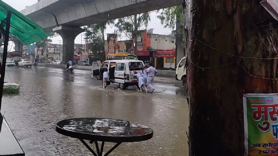 school students pushing school van in muradnagar
