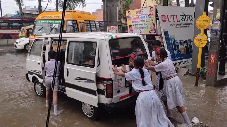 school students pushing school van in muradnagar