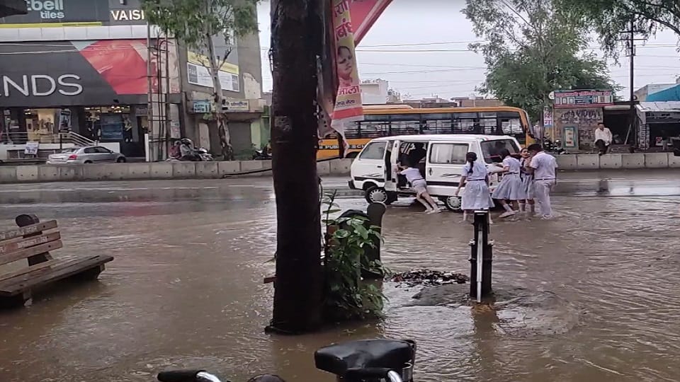 school students pushing school van in muradnagar