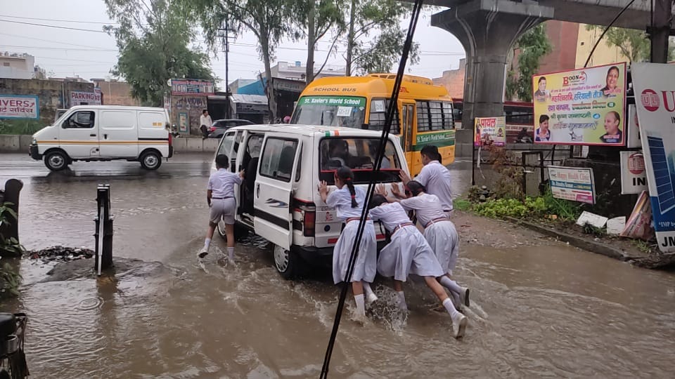 school students pushing school van in muradnagar