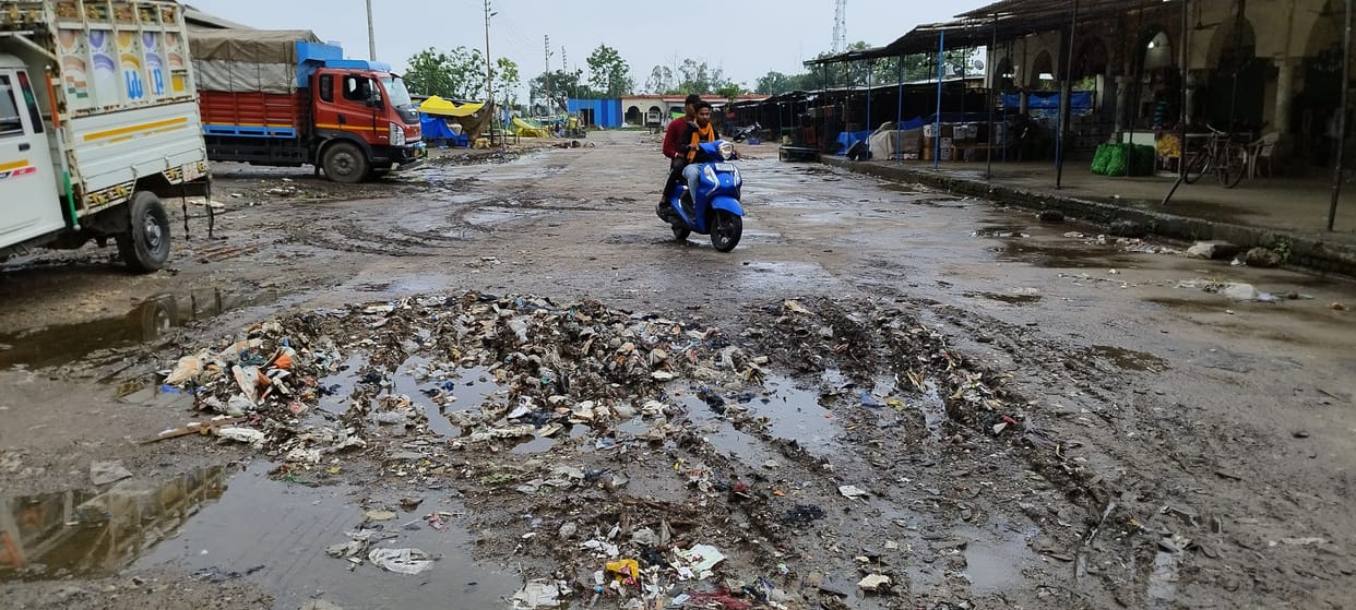 Plenty of problems in Naveen Mandi, traders upset