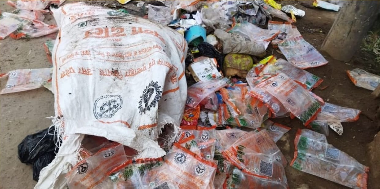 Empty packets of nutritious food found on the garbage heap, instructions for investigation