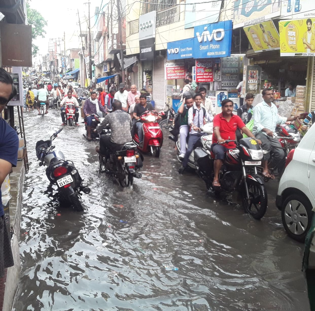 Pole of cleaning the drain open in the rain for a while