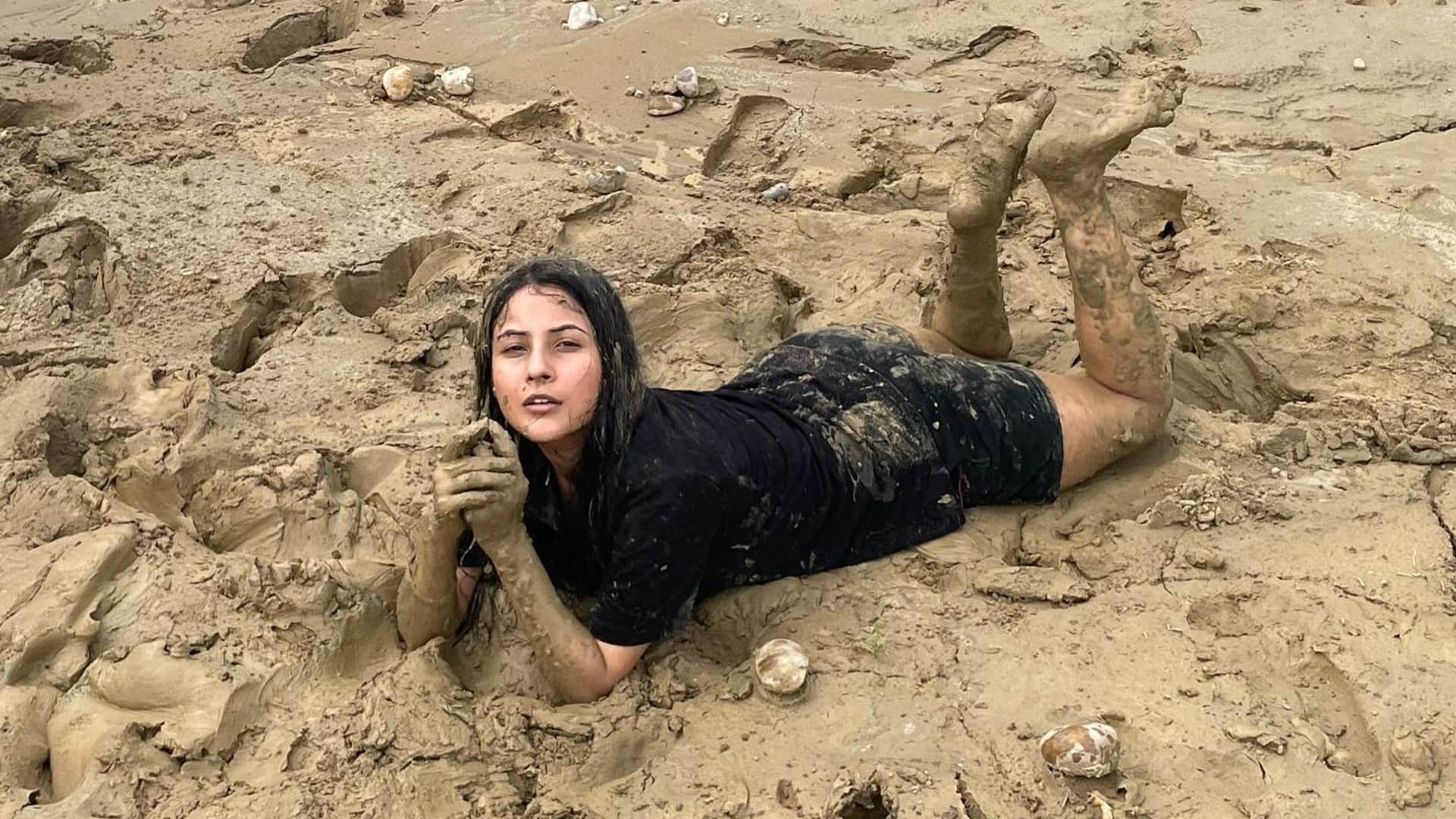 Shehnaaz Gill spent thousand rupees in a Beauty Parlour because of paparazzi to get her hair straightening