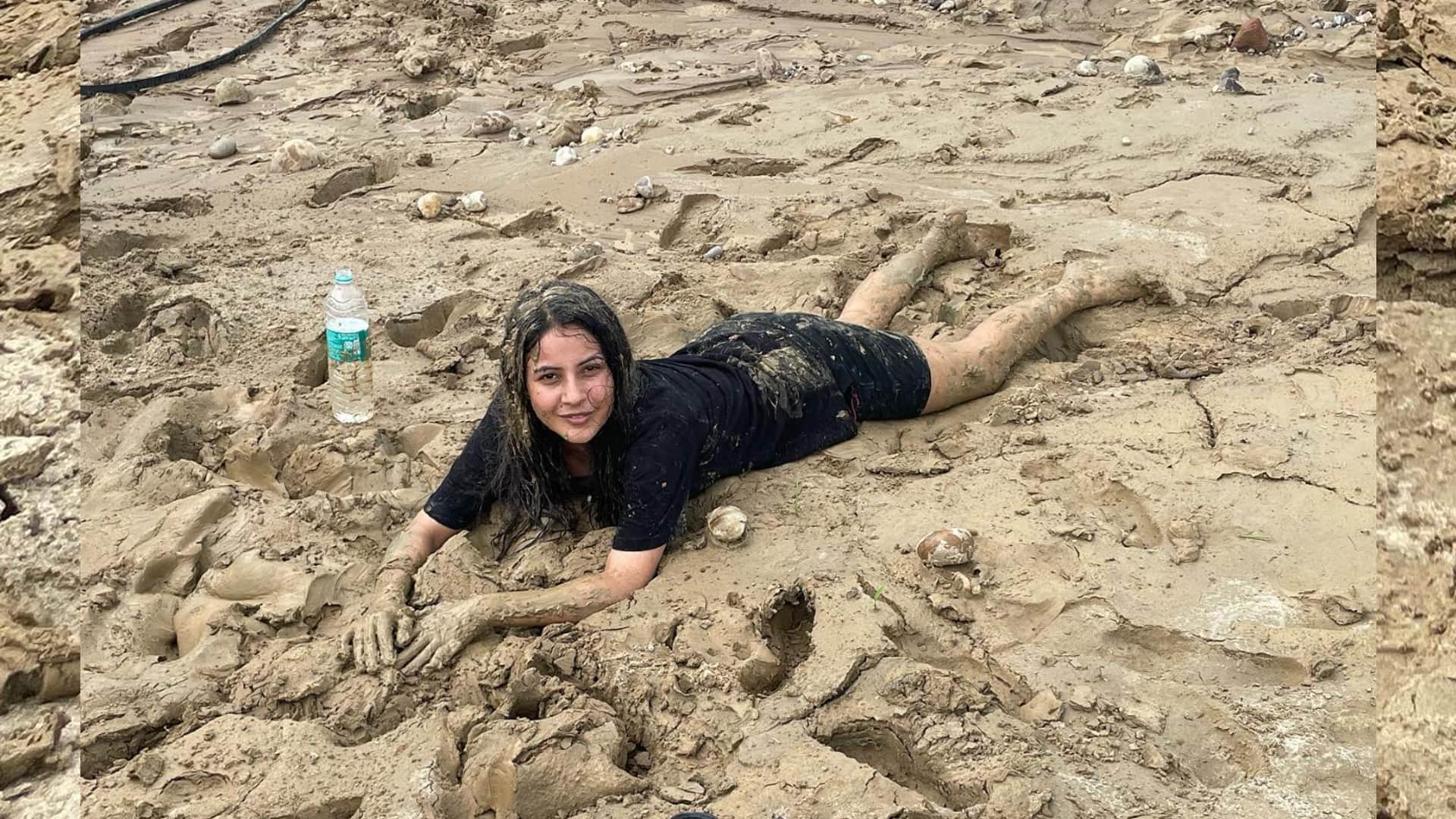 Shehnaaz Gill  shares mud bath pictures fans says Choti cute se Bacchi