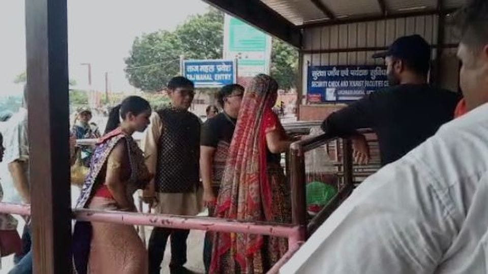 Thailand tourists did not get entry in Taj Mahal due to traditional dress