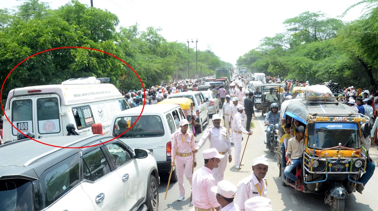 Ramghat road remained jammed all day due to mismanagement of police-administration