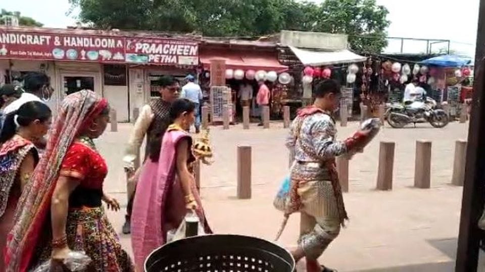 Thailand tourists did not get entry in Taj Mahal due to traditional dress
