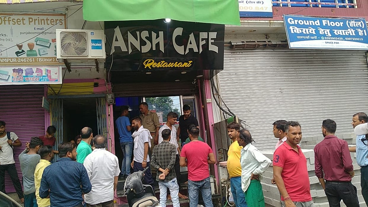 VHP, Bajrang Dal workers create ruckus outside cafe