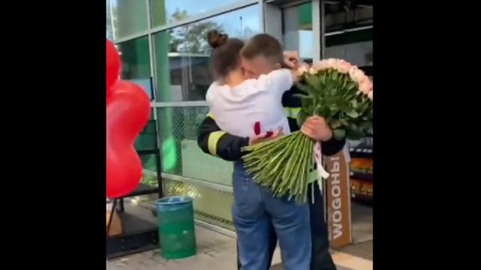 Viral Video: Ukrainian rescuer proposes to his girlfriend as the siren wails in the background