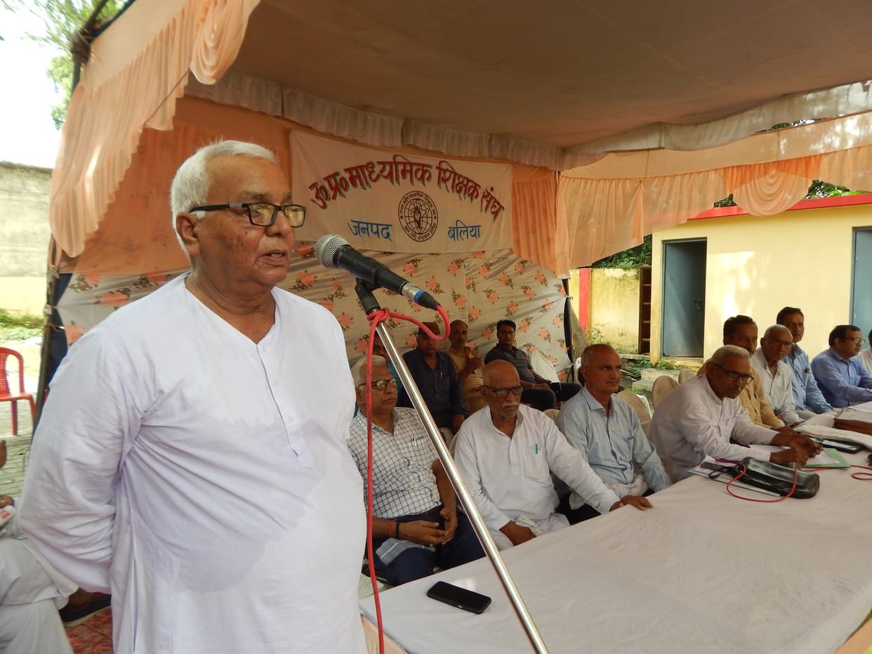 Teachers protest for old pension