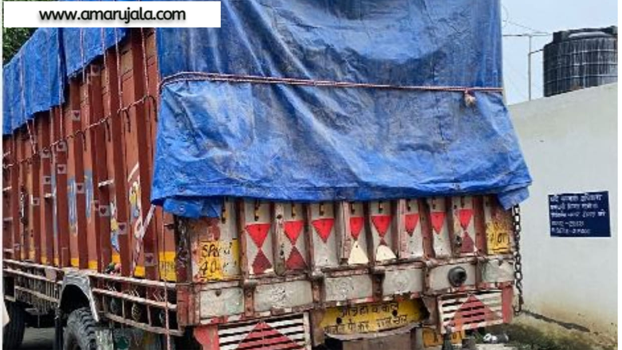 Smugglers tried to crush the police and forest personnel by breaking the barricade in Yamunanagar