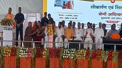 Cm Yogi Rally:आजमगढ़ में सीएम योगी बोले- अब विकास कार्यों में नहीं होगी  कमी, बदल रही यहां की तस्वीर - Cm Yogi Adityanath Visit Azamgarh Today Gave  Gift Of 143 Crores In