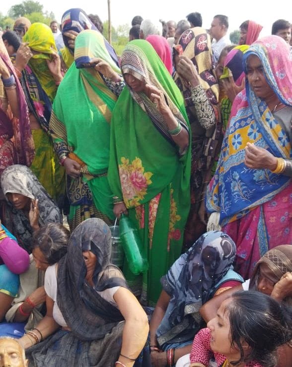 Banda: Youth and farmer died due to lightning, three scorched, both were grazing cattle in the field, two goats also died, 13 have died so far
