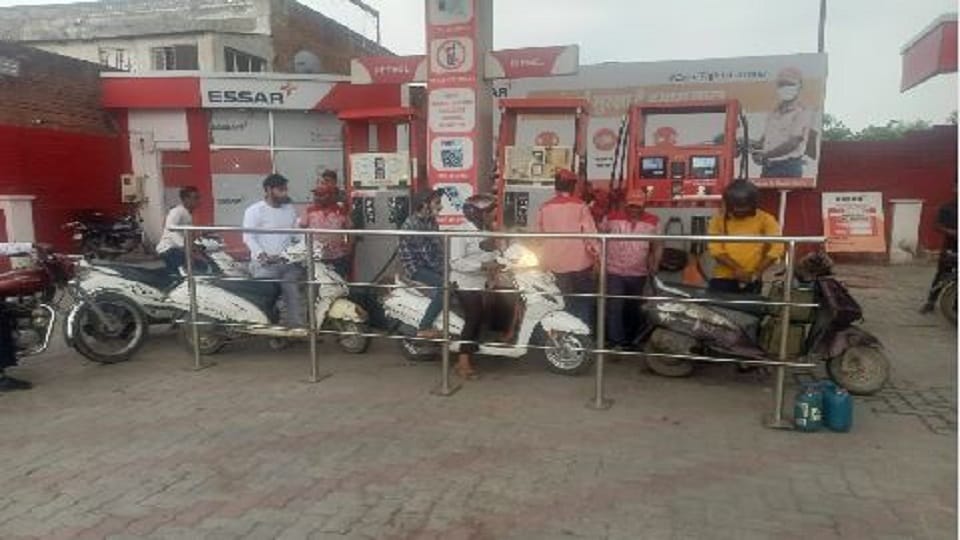 petrol-diesel sale started at  private company pumps after two and a half months in agra