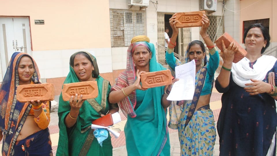 Unique performance Malhar of Sawan echoed in the Collectorate against corruption in Agra