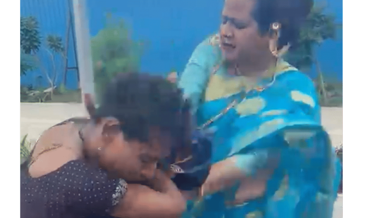 Bhopal News: In Bhopal, the eunuch caught and beat the fake eunuch, was extorting money from the shopkeepers