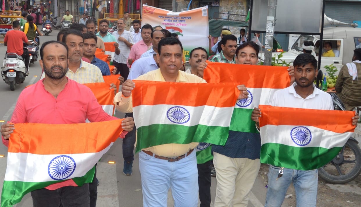 Postal workers inspired to put up the tricolor