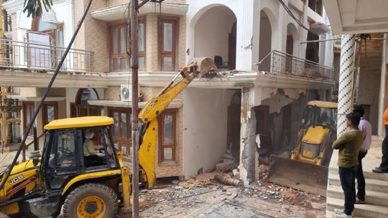 Bulldozer at Abdul Razzaq's brother's house in Jabalpur, a three-storey house worth one crore rupees collapsed