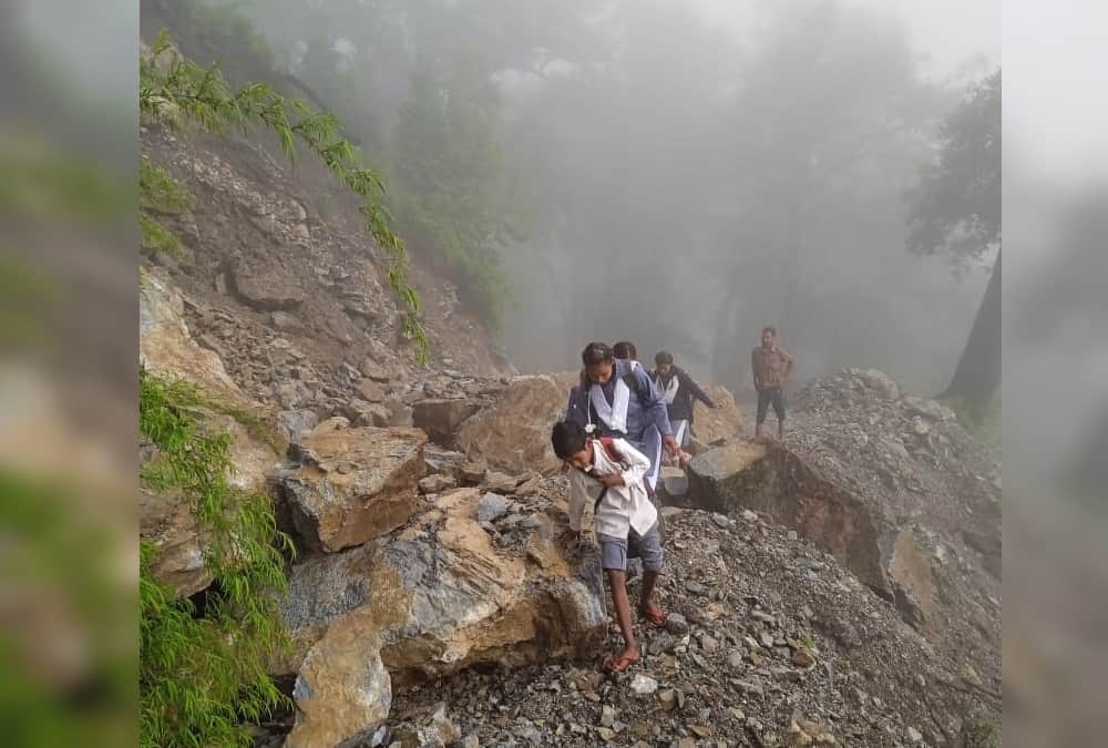 Uttarakhand Weather News: Students going to school to cross boulders in chamoli photos