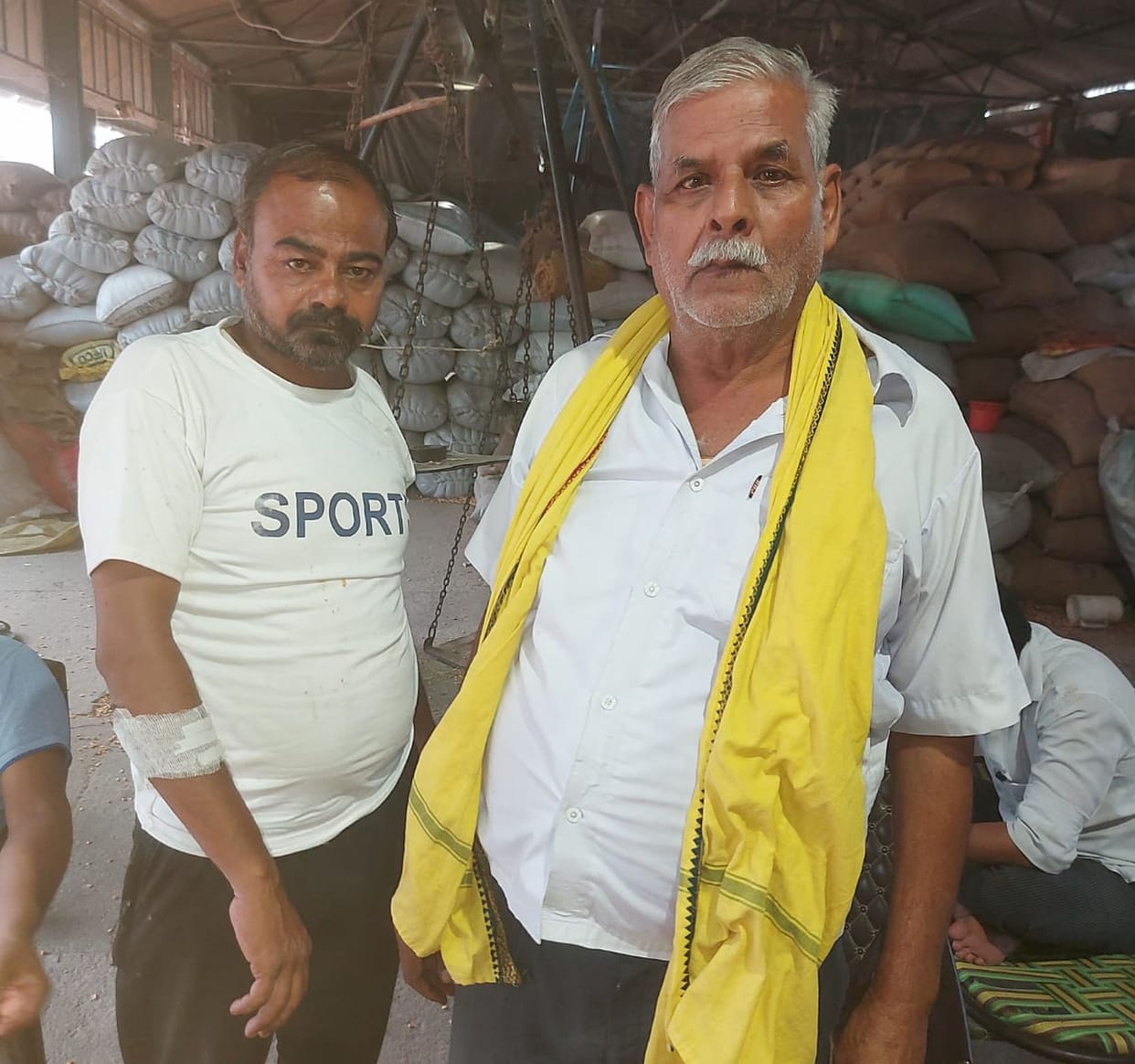 miscreants tried to rob five lakh rupees from two traders at Bisauli in Badaun