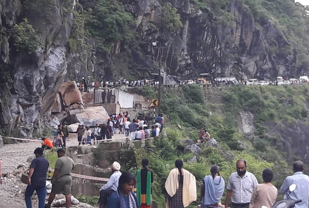 Uttarakhand news: Rock fell on Rishikesh-Badrinath Highway more than 300 vehicles stuck in jam Photos