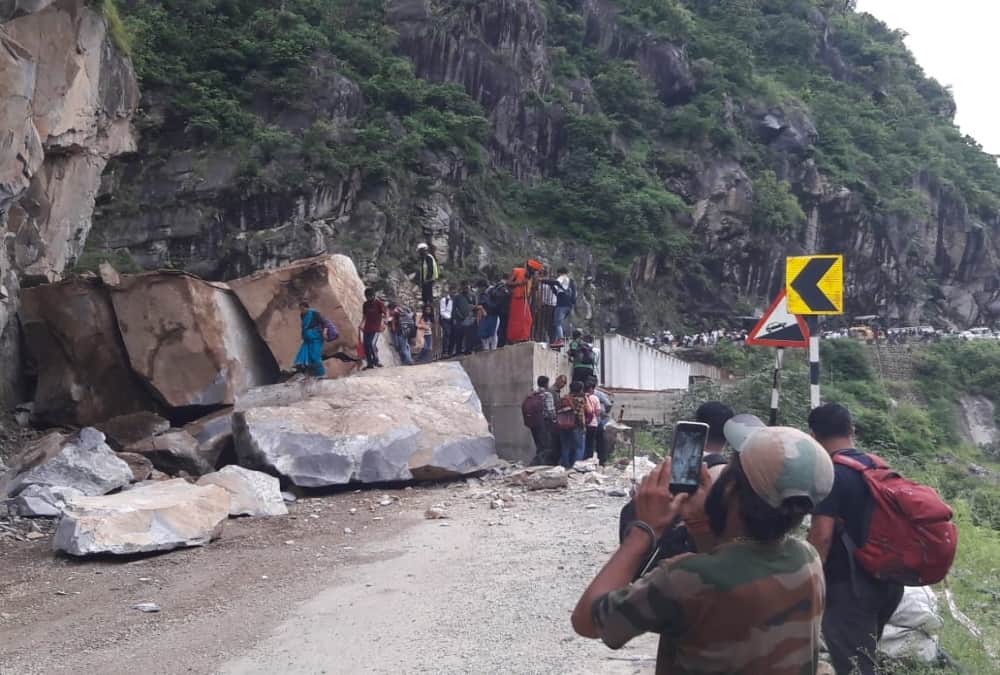Uttarakhand news: Rock fell on Rishikesh-Badrinath Highway more than 300 vehicles stuck in jam Photos