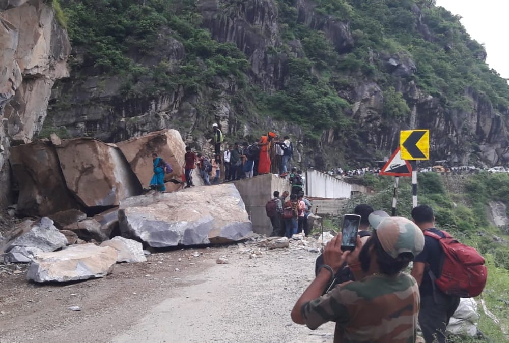 Uttarakhand news: Rock fell on Rishikesh-Badrinath Highway more than 300 vehicles stuck in jam Photos