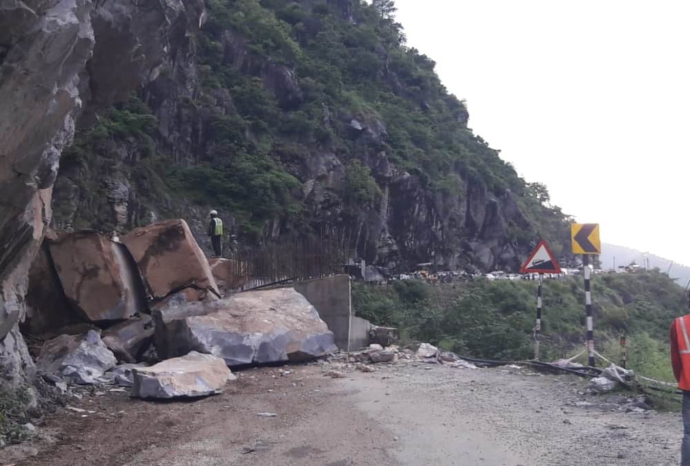 Uttarakhand news: Rock fell on Rishikesh-Badrinath Highway more than 300 vehicles stuck in jam Photos