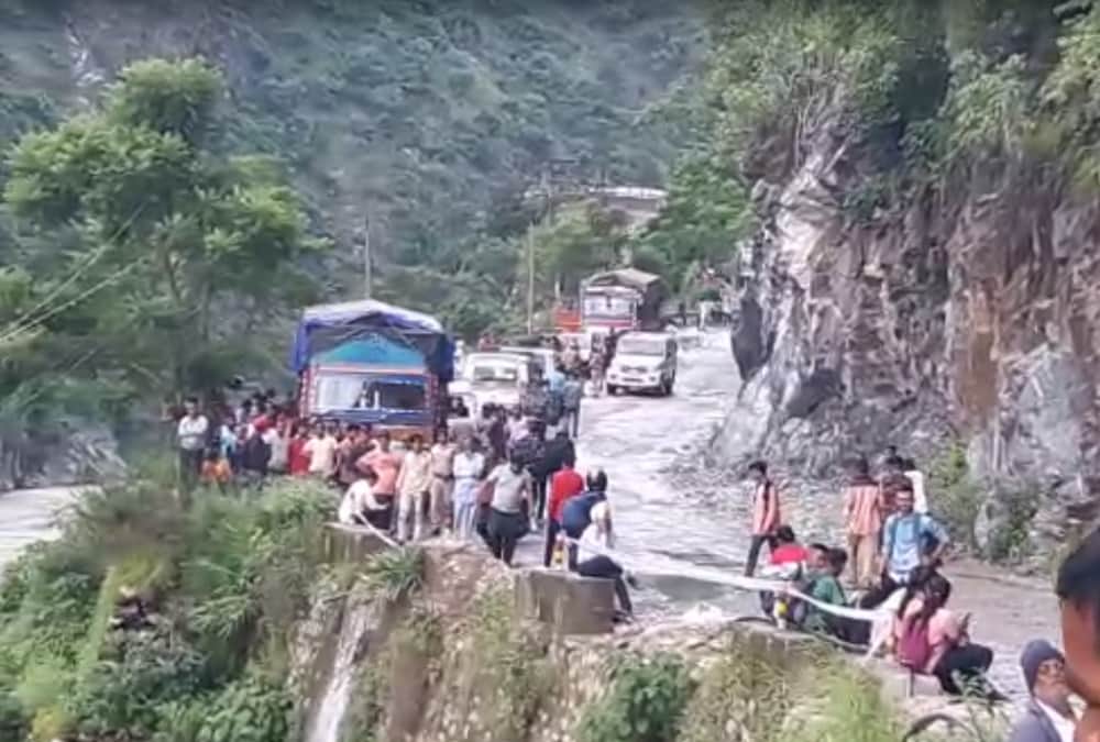 Uttarakhand news: Rock fell on Rishikesh-Badrinath Highway more than 300 vehicles stuck in jam Photos