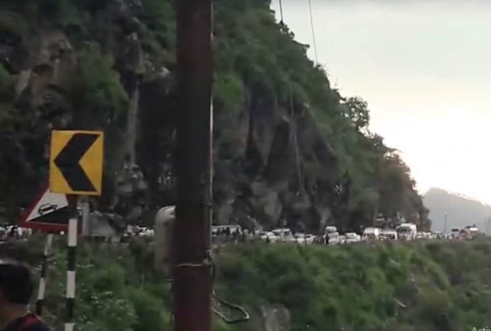 Uttarakhand news: Rock fell on Rishikesh-Badrinath Highway more than 300 vehicles stuck in jam Photos