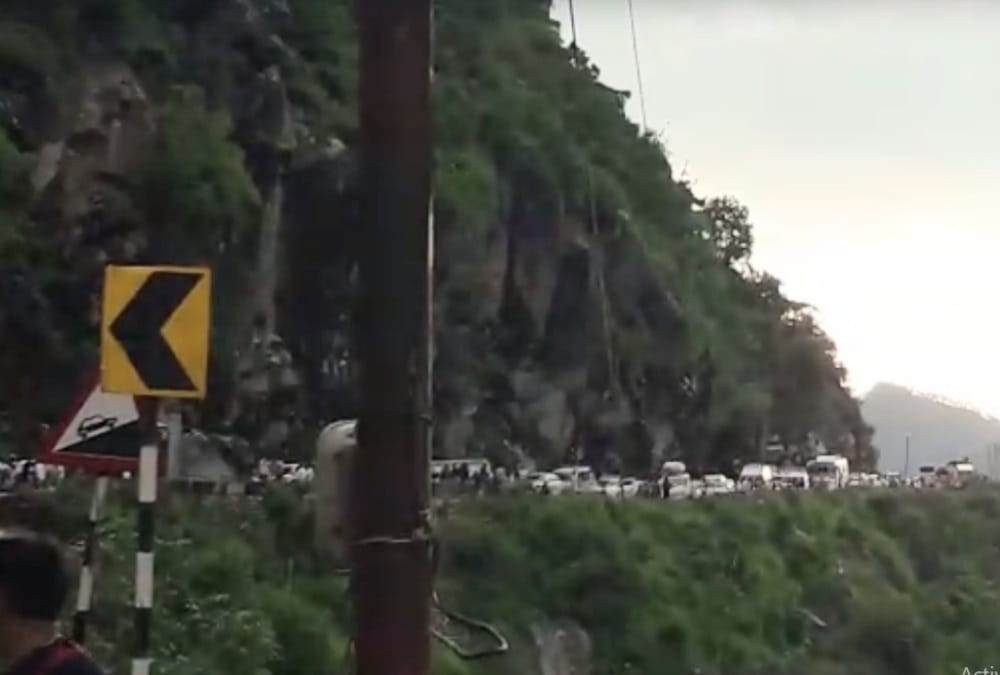 Uttarakhand news: Rock fell on Rishikesh-Badrinath Highway more than 300 vehicles stuck in jam Photos