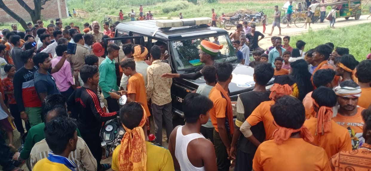 crime,Kanwariyas returning after performing Jalabhishek from Gola beat up, one serious