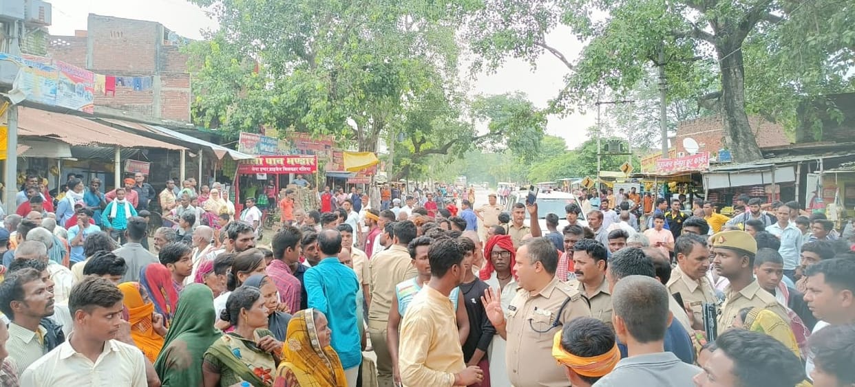 The woman who fell on the road from the bike was crushed by the school bus, the villagers jammed