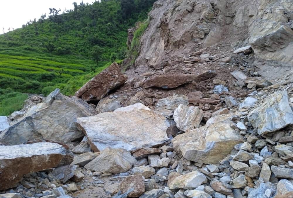 Uttarakhand Weather News: Students going to school to cross boulders in chamoli photos