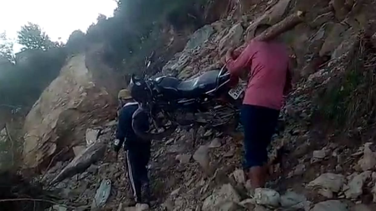Landslide in Chamba: Unique way of bike rider, crossed a pile of stones by tying bike to pole