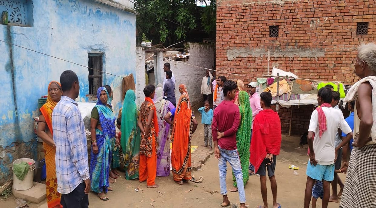 wall of three rooms collapsed in midnight 8 people buried in debris in chandauli