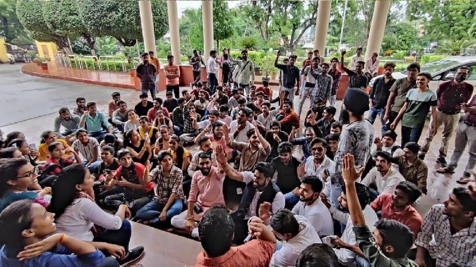Indore: Students will raise donations to save agricultural college land, will send 50 percent amount to CM