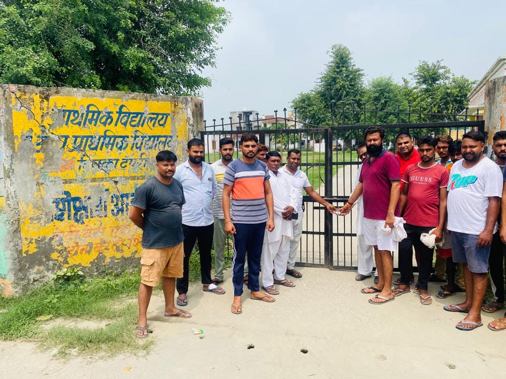 Villagers angry due to power cut, protested against the lock on the school
