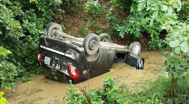 Hardoi, Uncontrolled car fell into a ravine, riders fled