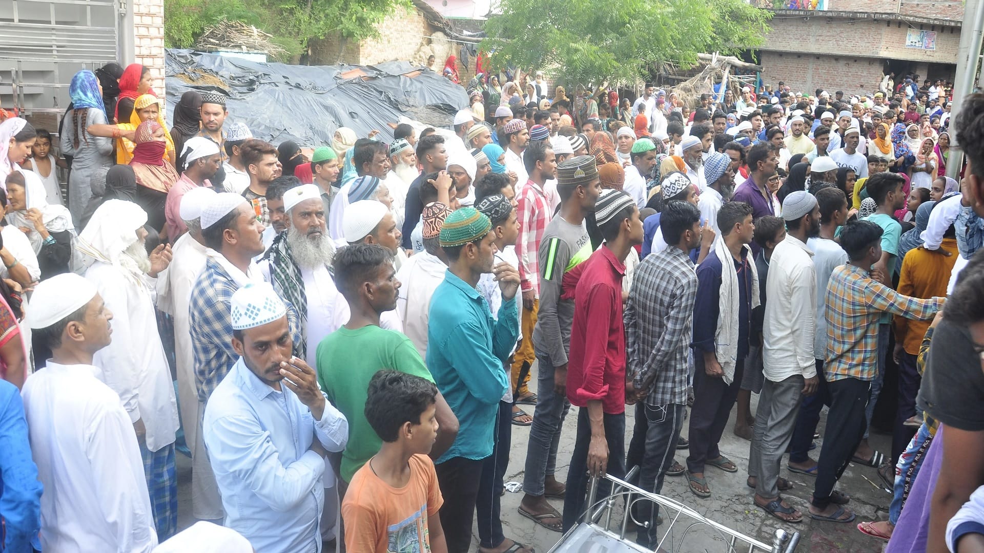 firecracker blast in jehanabad pilibhit Three real sisters dead bodies were buried