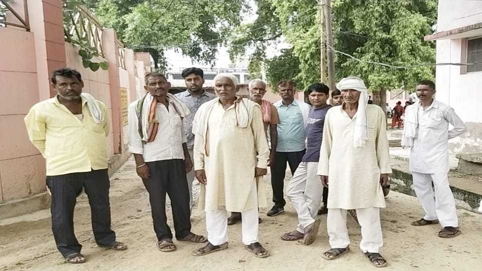 Dead bodies of husband and wife found hanging on the noose in Shikohabad Firozabad district