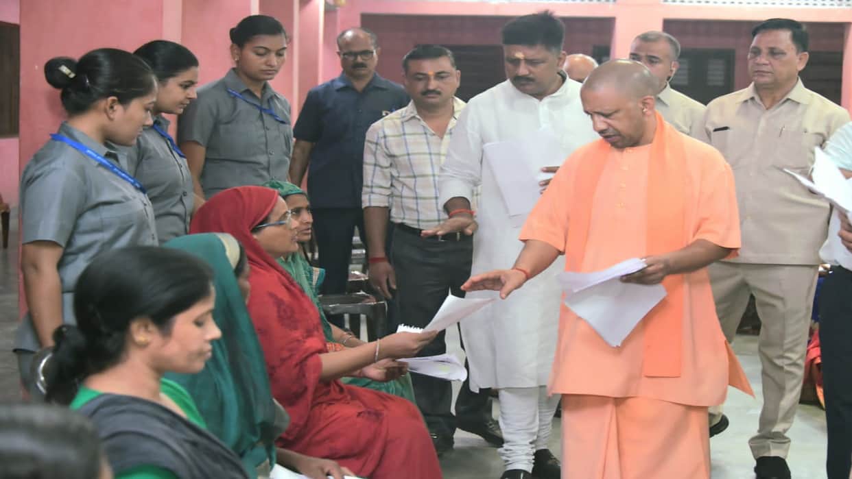 CM Yogi listened to complaint in public court Gorakhpur