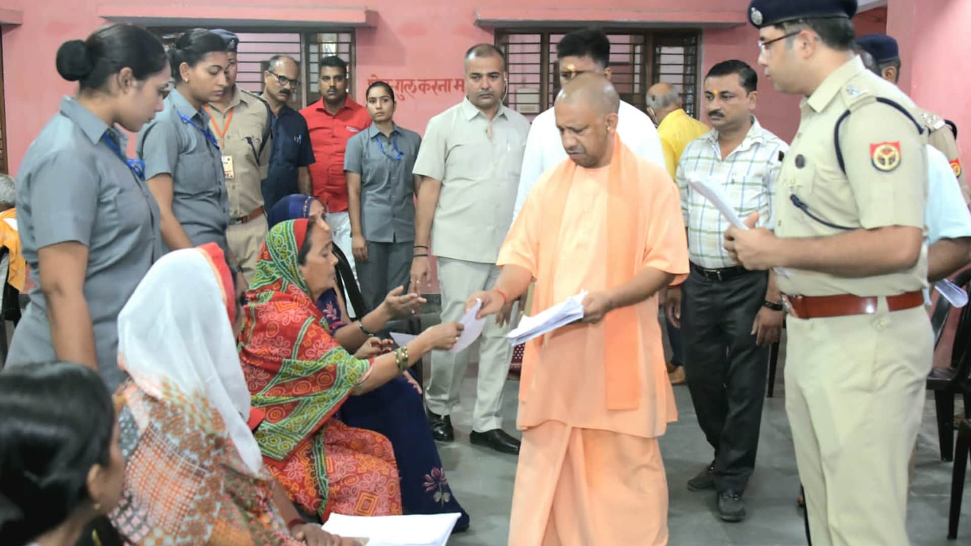 CM Yogi listened to complaint in public court Gorakhpur