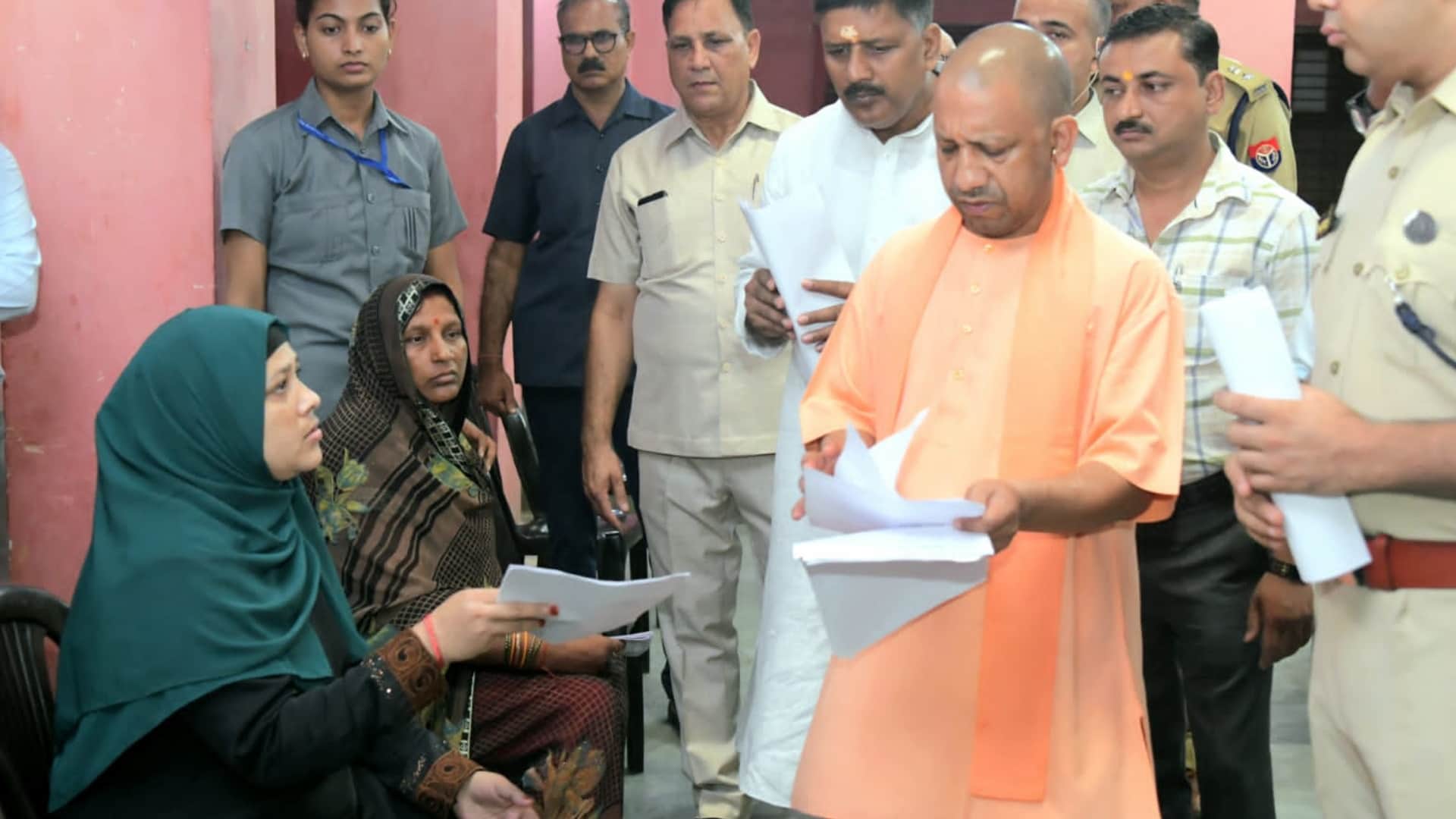 गोरखपुर जनता दरबार में फरियाद सुनते सीएम योगी।