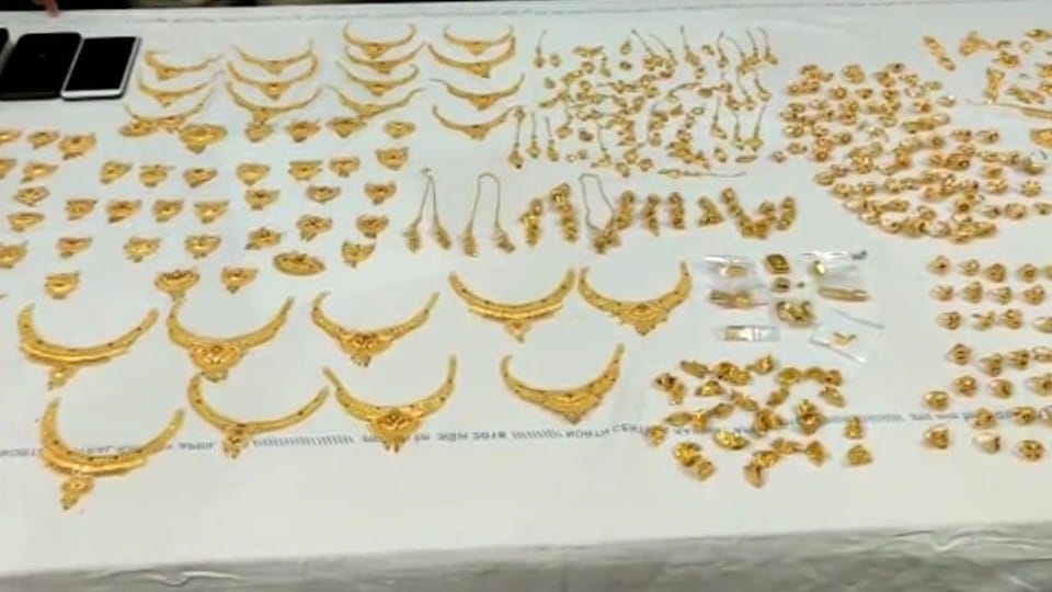 Gwalior: Two KG gold was caught from Gwalior railway station, two youths from Delhi arrested