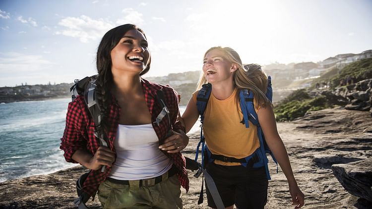 Solo Travelling Safety Tips For Women Travel Tips In Hindi - Amar Ujala  Hindi News Live - Solo Travelling:सोलो ट्रैवलिंग पर जा रही महिलाएं रखें इन  बातों का ध्यान, वरना हो सकती