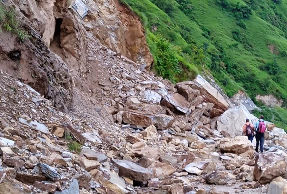 Uttarakhand Weather News: Students going to school to cross boulders in chamoli photos