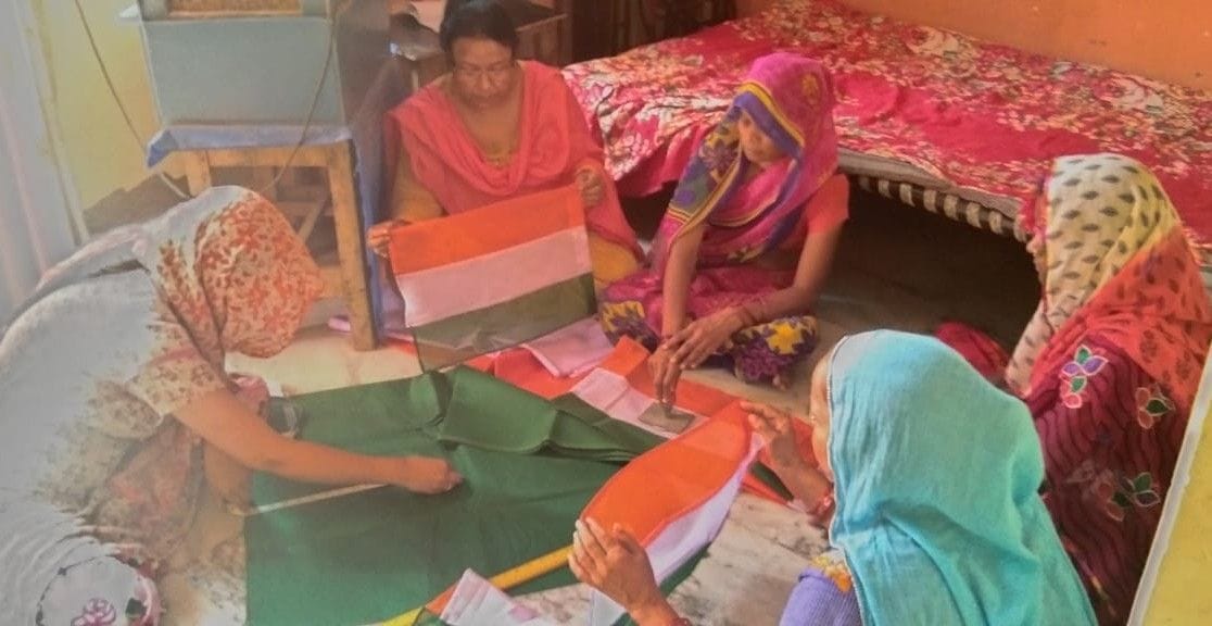 2200 women are making tricolor, will be hoisted on 4.5 lakh houses